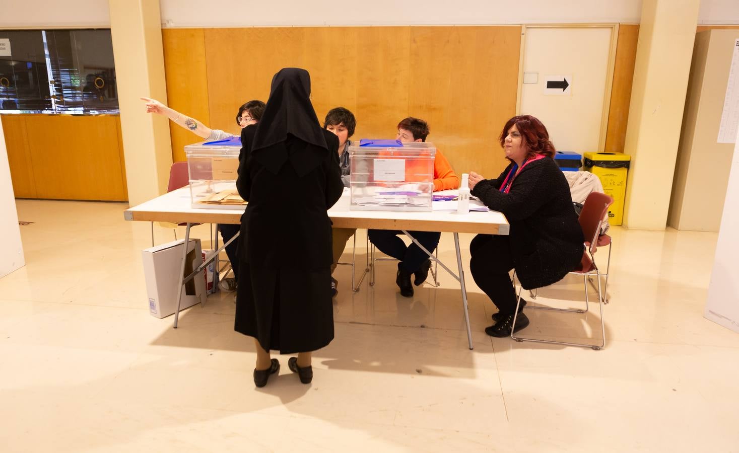 Elecciones generales en La Rioja: fotos de la mesa electoral del Ayuntamiento