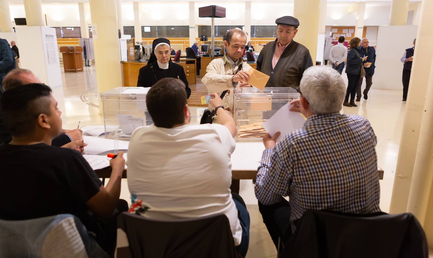 Elecciones generales en La Rioja: fotos de la mesa electoral del Ayuntamiento