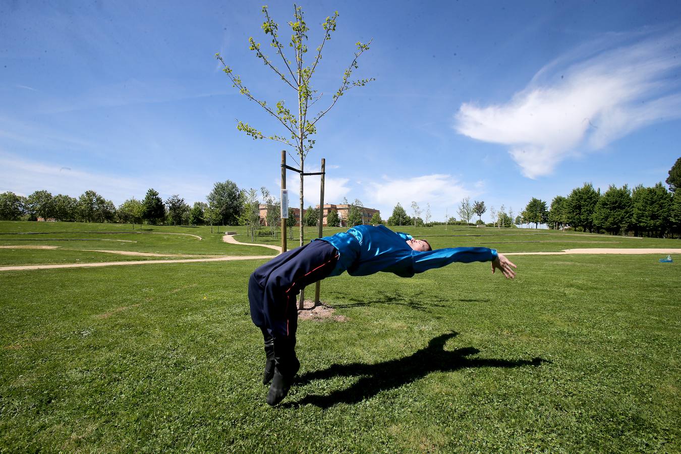 Miembros del Teatro Estatal de Danza Cosacos de Rusia plantan once árboles con motivo del Día Internacional de la Danza en el Bosque de la Danza