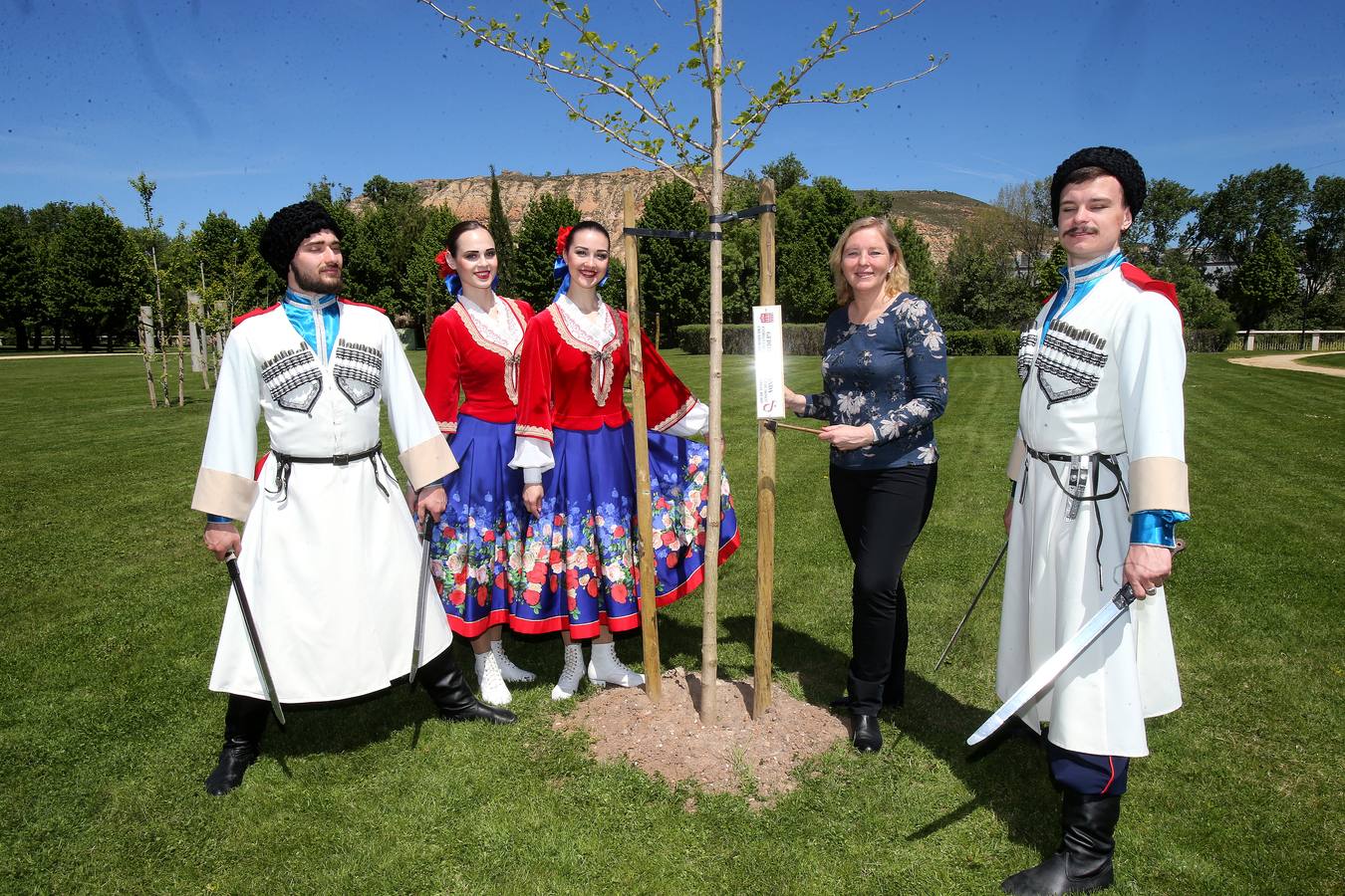 Miembros del Teatro Estatal de Danza Cosacos de Rusia plantan once árboles con motivo del Día Internacional de la Danza en el Bosque de la Danza