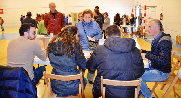 Votaciones en el pabellón del colegio Aurelio Prudencio, este domingo, en Calahorra. :: i.á.