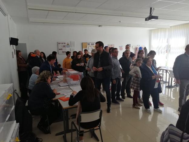 Imagen de la votación durante las elecciones generales del pasado domingo en la sede de la Escuela Oficial de Idiomas de Haro. :: Ó.S.J.