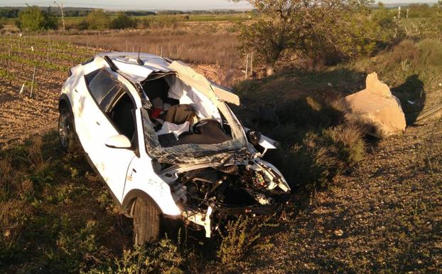 Fallece un joven al salirse de la vía y volcar su vehículo en la N-232 en Rincón de Soto