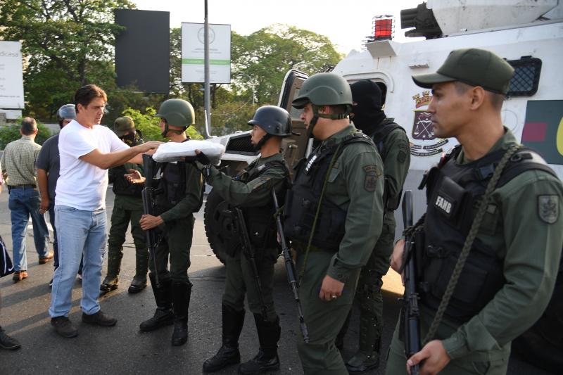 Los opositores Guaidó y Leopoldo López lideran el golpe contra Maduro 