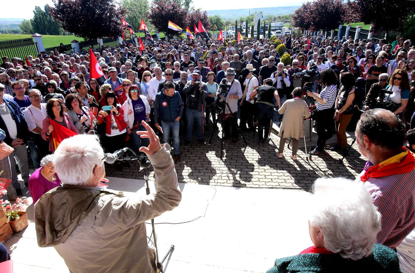 En el acto de hoy han participado, junto a los miembros de la asociación, representantes de sindicatos y partidos políticos