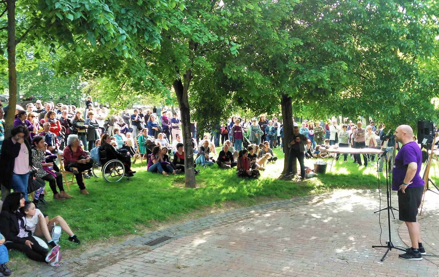 Cientos de personas y decenas de perros se reúnen en el parque del Ebro de Logroño en honor del adiestrador canino