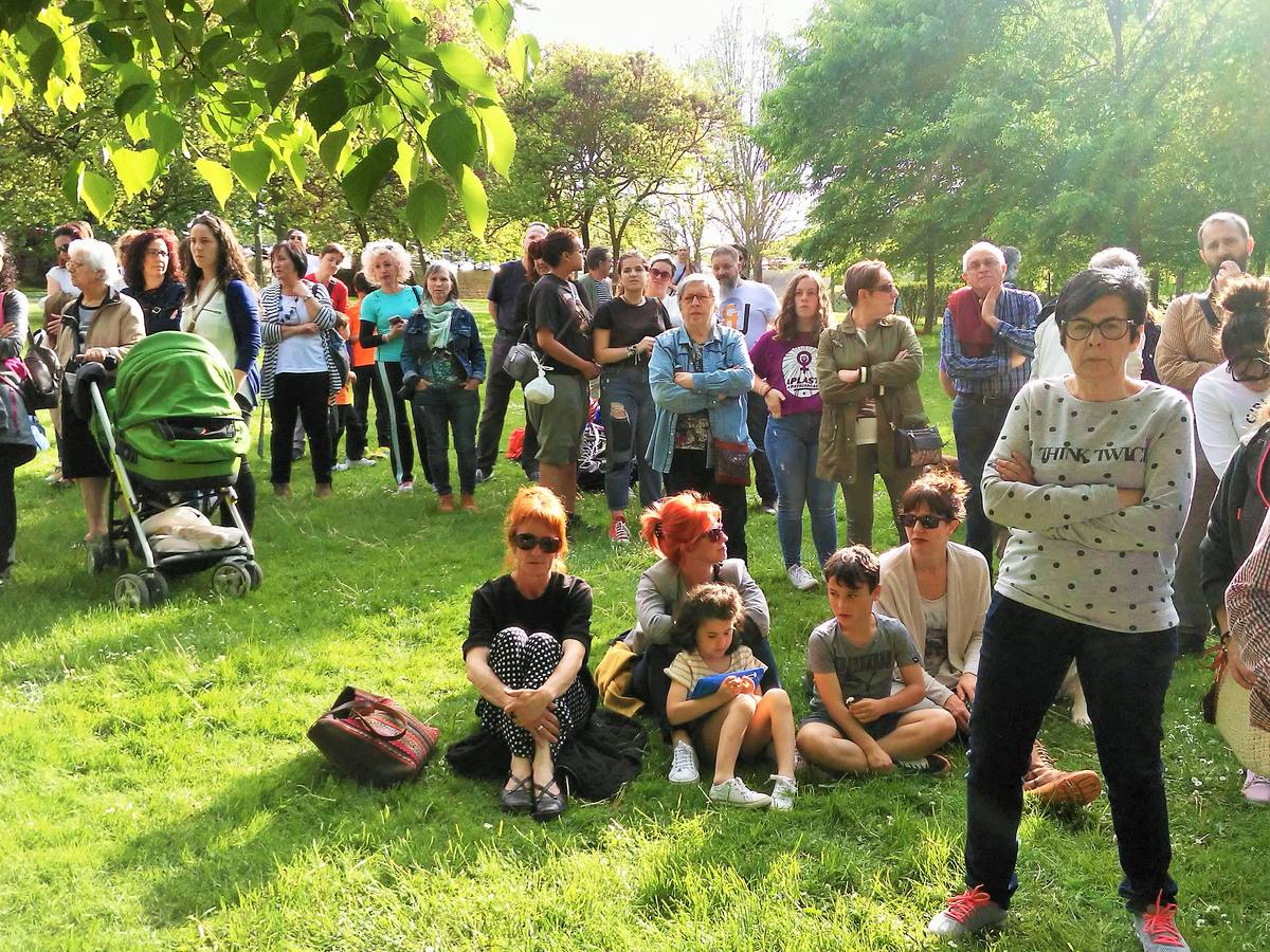 Cientos de personas y decenas de perros se reúnen en el parque del Ebro de Logroño en honor del adiestrador canino