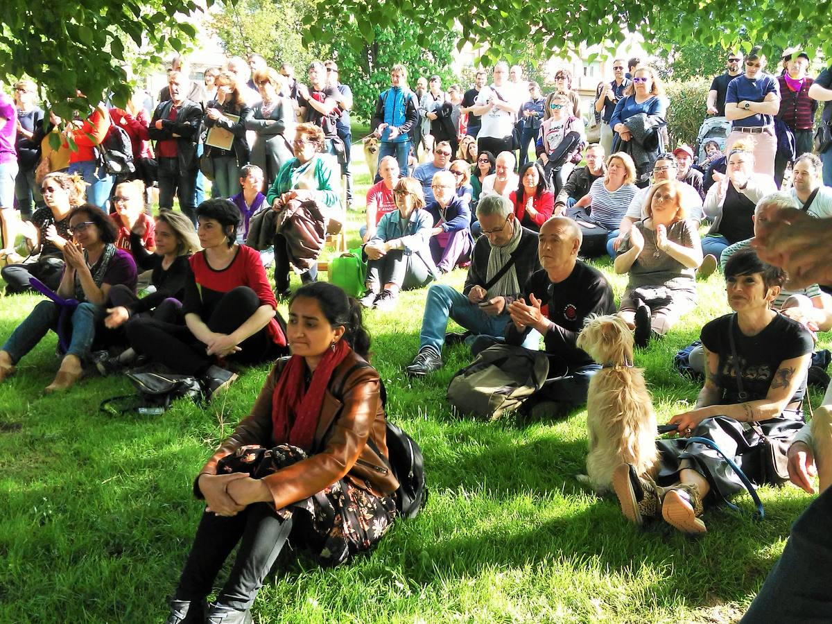 Cientos de personas y decenas de perros se reúnen en el parque del Ebro de Logroño en honor del adiestrador canino