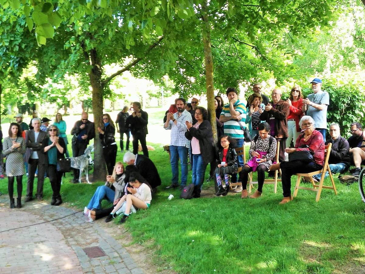 Cientos de personas y decenas de perros se reúnen en el parque del Ebro de Logroño en honor del adiestrador canino