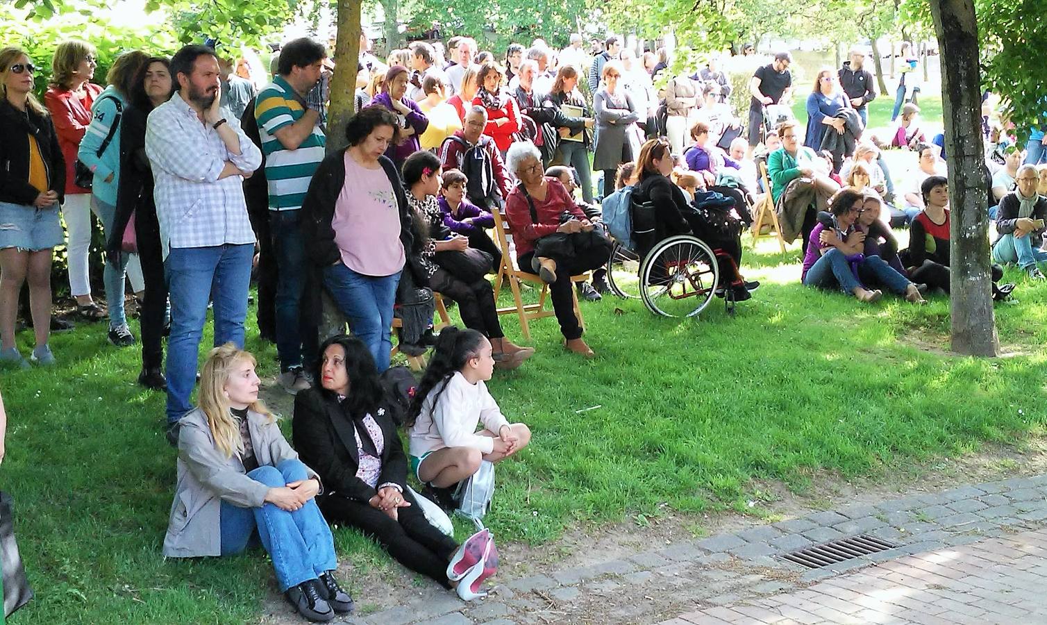 Cientos de personas y decenas de perros se reúnen en el parque del Ebro de Logroño en honor del adiestrador canino