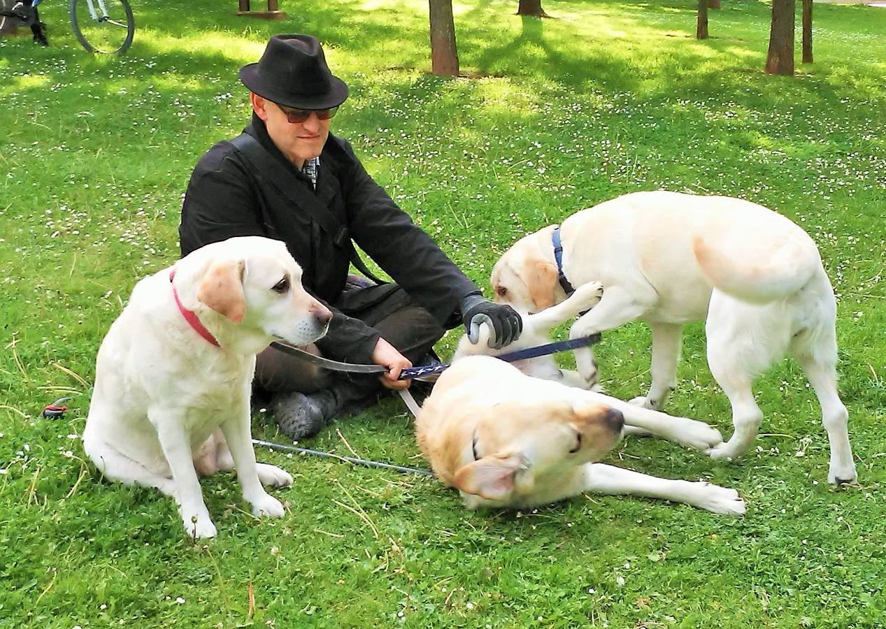 Cientos de personas y decenas de perros se reúnen en el parque del Ebro de Logroño en honor del adiestrador canino