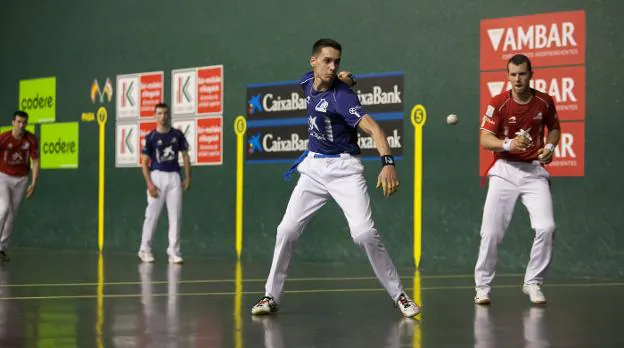 Zabala se dispone a golpear la pelota ante la mirada de Laso, en el Adarraga. 