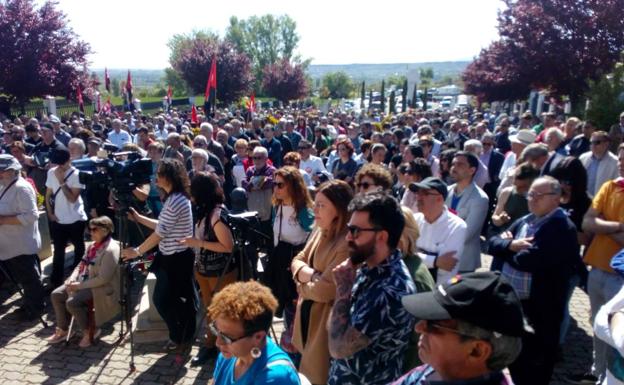 El cementerio civil de La Barranca, en Lardero, ha conmemorado hoy el cuarenta aniversario de su creación.