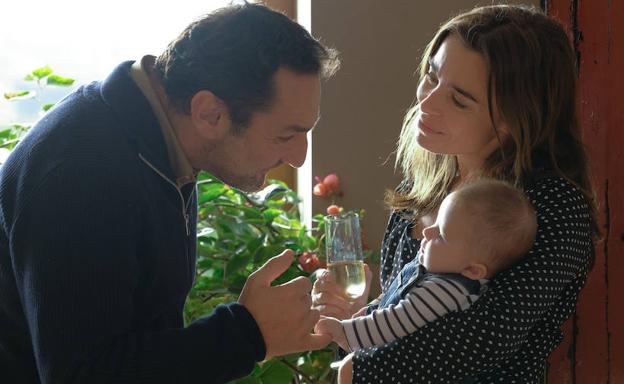 Gilles Lelouche y Elodie Bouchez, un cuidador y una mujer que ansía ser madre en 'En buenas manos'.