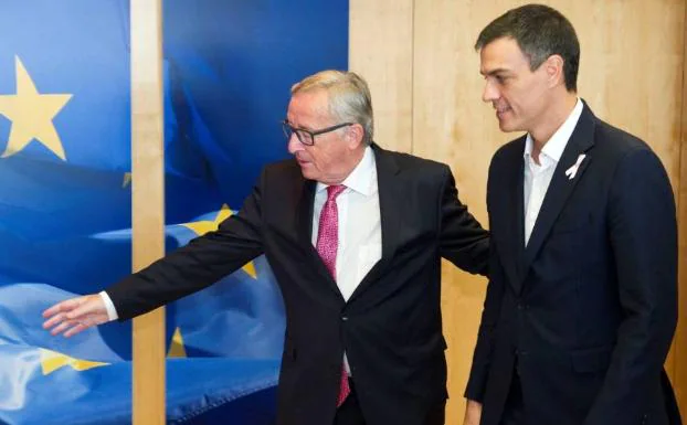 Pedro Sánchez (derecha) junto al presidente de la Comisión Europea, Jean-Claude Juncker (izquierda), en Bruselas. 
