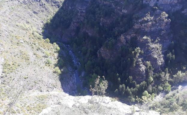 Imagen principal - Rescatan a una joven que estaba al borde de un barranco del cañón del Leza