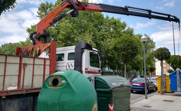 Ya están empezando a retirar los contenedores de algunas calles, como República Argentina