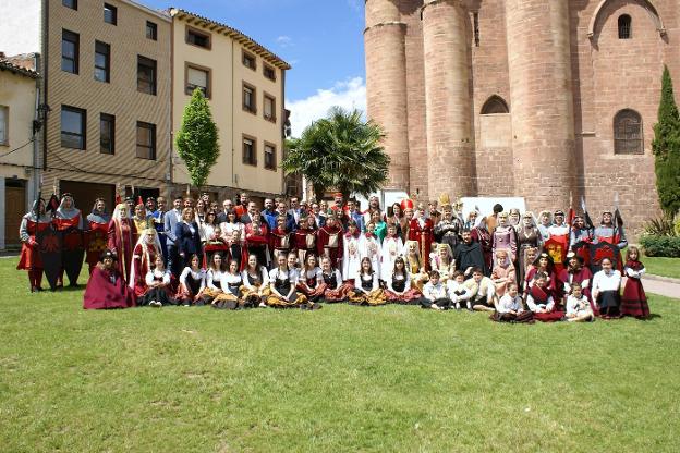 Participantes en la representación y las autoridades posan tras llegar al mercado medieval. :: F. D.