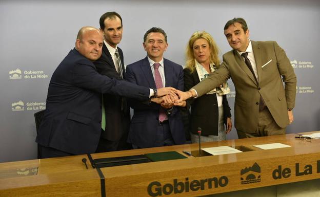 El consejero de Fomento y representantes de las entidades de ahorro durante la firma del acuerdo.