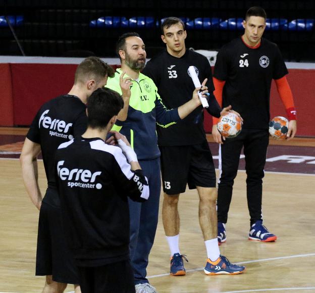 Velasco da órdenes a sus jugadores en un entrenamiento. :