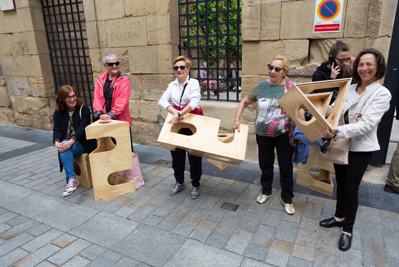 Fotos: Concéntrico reparte los módulos de la &#039;Taburete Tower&#039; entre los logroñeses