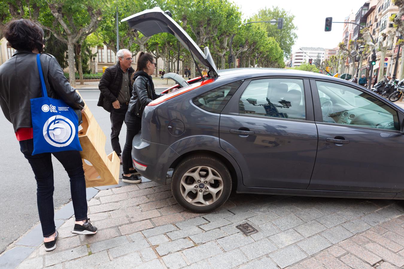 Fotos: Concéntrico reparte los módulos de la &#039;Taburete Tower&#039; entre los logroñeses