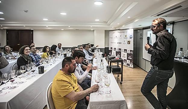 Pedro Peciña, 'El Viño Pródigo', protagonizó el Club d eCatas. 