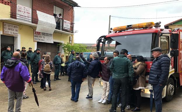 Los bomberos han acudido por si era necesario entrar por el balcón de la casa