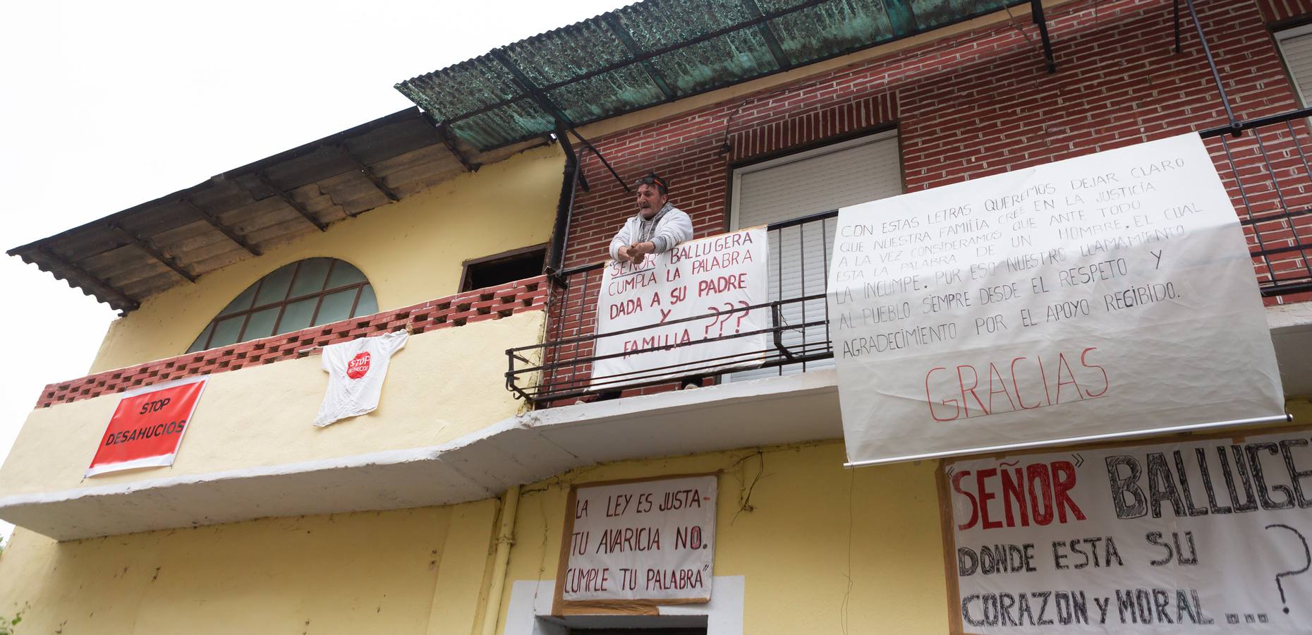 Fotos: Vecinos y amigos intentan evitar el desahucio de la mujer de Anguciana y su hijo