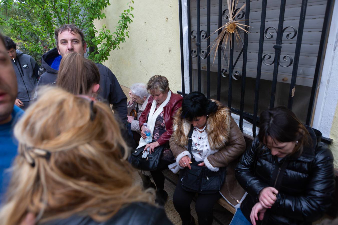 Fotos: Vecinos y amigos intentan evitar el desahucio de la mujer de Anguciana y su hijo