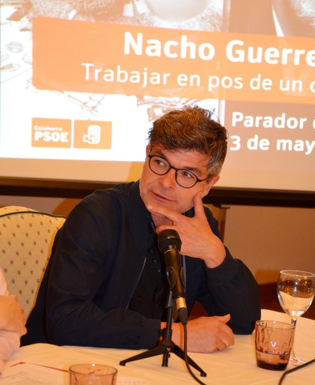 El actor Nacho Guerreros, en la charla que ofreció ayer en el Parador de Calahorra. :: i.á.