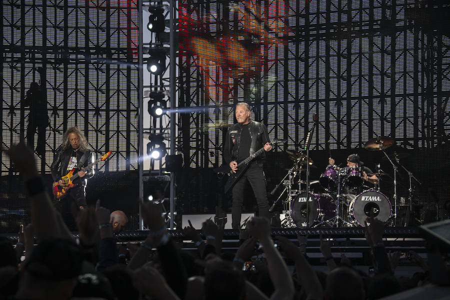 El concierto más multitudinario de Metallica en España, probablemente también uno de los más numerosos de su propia historia, se ha celebrado este viernes ante una multitud intergeneracional de seguidores ante los que han querido mostrar que, tras casi 40 años, siguen «creyendo en el sueño» del rock espinoso.