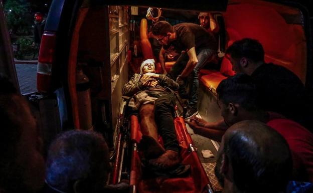 Traslado de un palestino herido. 