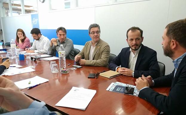 Los candidatos 'naranjas' con representantes de la Agrupación Empresarial Innovadora del Sector TIC en La Rioja (AERTIC).