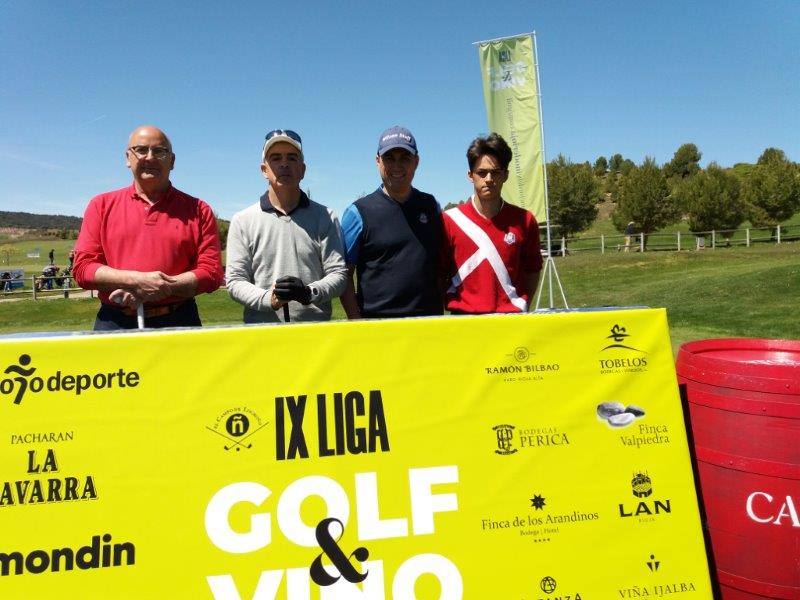 Los jugadores posaron un momento antes de comenzar el juego.