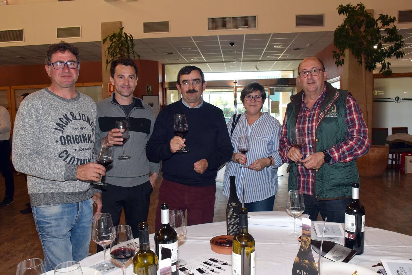 Los participantes en el Torneo Finca Valpiedra, de la Liga de Golf y Vino, disfrutaron de una cata de vinos de la bodega.