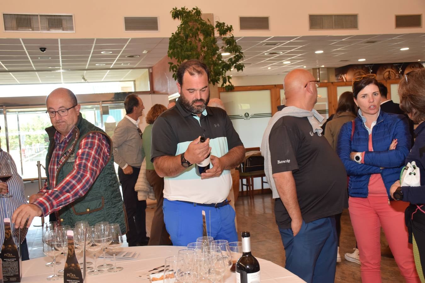 Los participantes en el Torneo Finca Valpiedra, de la Liga de Golf y Vino, disfrutaron de una cata de vinos de la bodega.