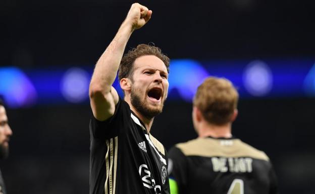 Daley Blind celebra la victoria del Ajax ante el Tottenham en la ida de semifinales. 