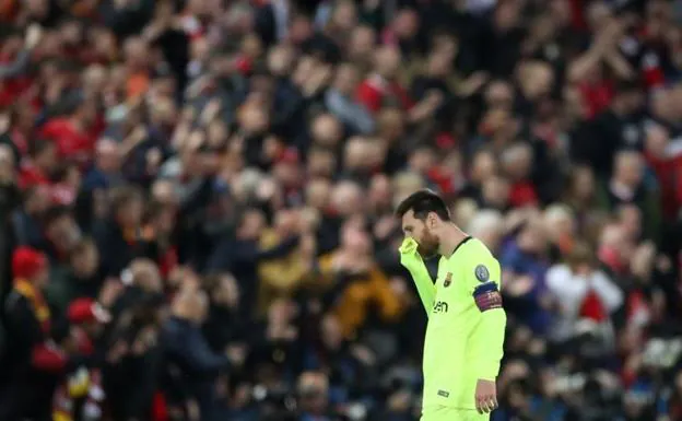 Messi se lamenta tras el final del partido.