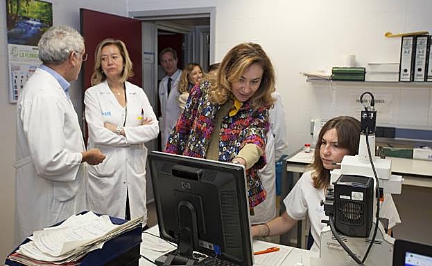 María Martín durante su visita a los laboratorios del San Pedro.