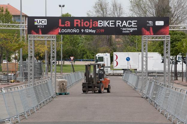 Instalación de la línea de meta de La Rioja Bike Race, ayer junto al Palacio de Deportes. 