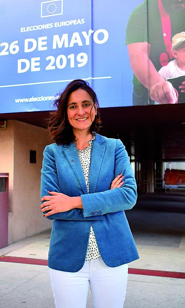 Andrés, ante la sede del Europarlamento en Madrid. ::