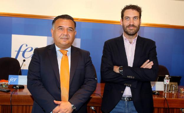 El director gerente de AMAT, Pedro Pablo Sanz, y el responsable dela asesoría laboral de la FER, Pedro José Sáez, esta mañana en la sede de la patronal. 