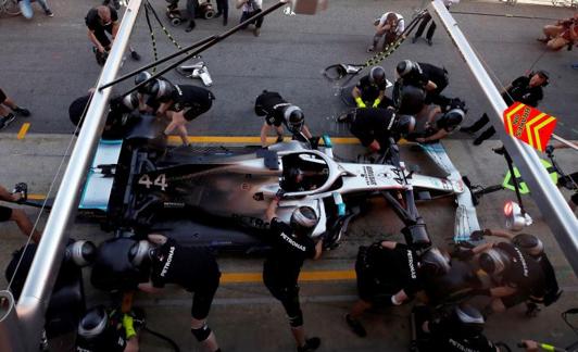 Los mecánicos de Mercedes participan en un entrenamiento de cambio de neumáticos en Montmeló. 