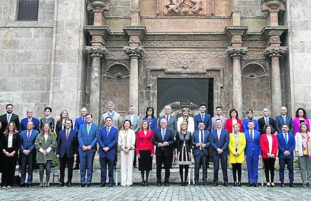 2019. Dipuados y miembros del Gobierno posan en San Millán tras aprobar la reforma del Estatuto. ::