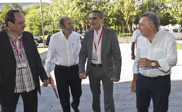 Curso de Verano Ciudad de Logrono ´La universidad espanola en el ultimo tercio del siglo XX´ en la que estuvo Rubalcaba con el actual rector, Julio Rubio, y el ex alcalde de Logroño, Tomás Santos.