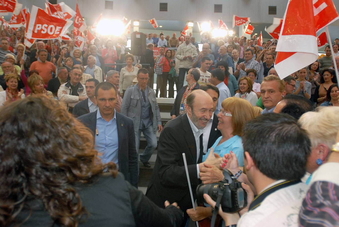 Rubalcaba ha visitado la región en numerosas ocasiones. Como ministro, como candidato a la presidencia, para apoyar a sus compañeros de partido como vicepresidente del PSOE... e incluso estuvo en la primera investidura de Sanz y participó en la apertura de curso de la UR en 1992-1993, el primero como universidad