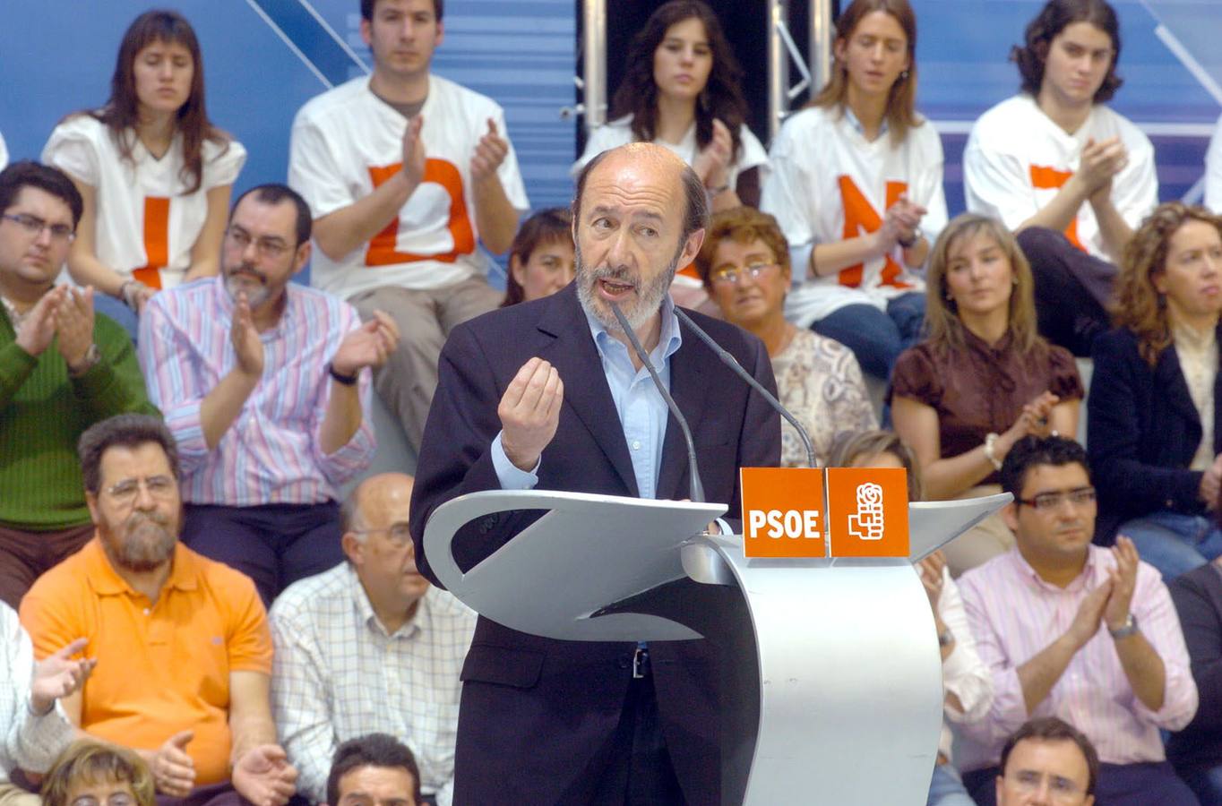 Rubalcaba ha visitado la región en numerosas ocasiones. Como ministro, como candidato a la presidencia, para apoyar a sus compañeros de partido como vicepresidente del PSOE... e incluso estuvo en la primera investidura de Sanz y participó en la apertura de curso de la UR en 1992-1993, el primero como universidad