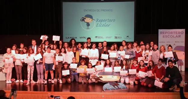 Ganadores. Todos los premiados posaron felices con sus diplomas en el escenario del Auditorio logronés.