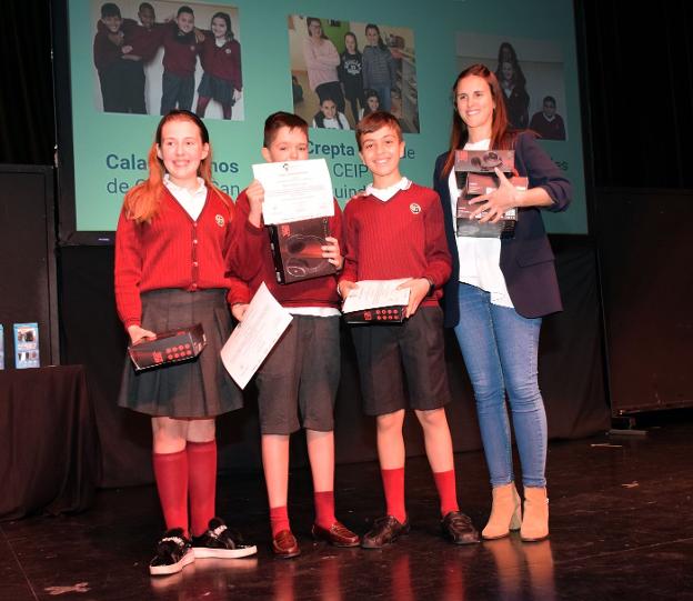 Los componentes de 'Los magistrales' del Colegio San Agustín, con sus diplomas y sus auriculares de regalo. 